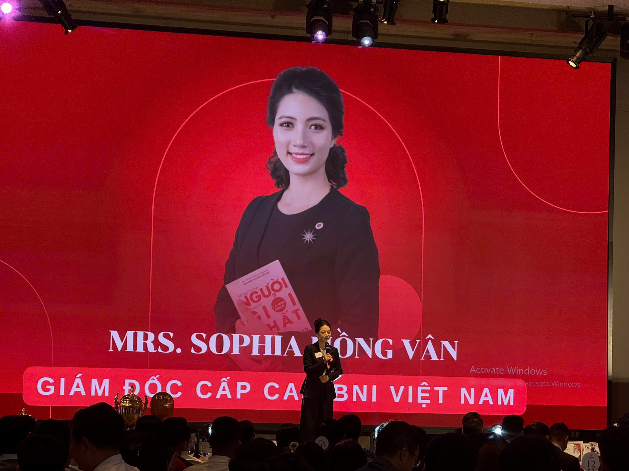 Giám đốc Vùng BNI HCM North – Chị Sophia Hồng Vân chia sẻ tại Lễ Chuyển Giao Liên Chapter