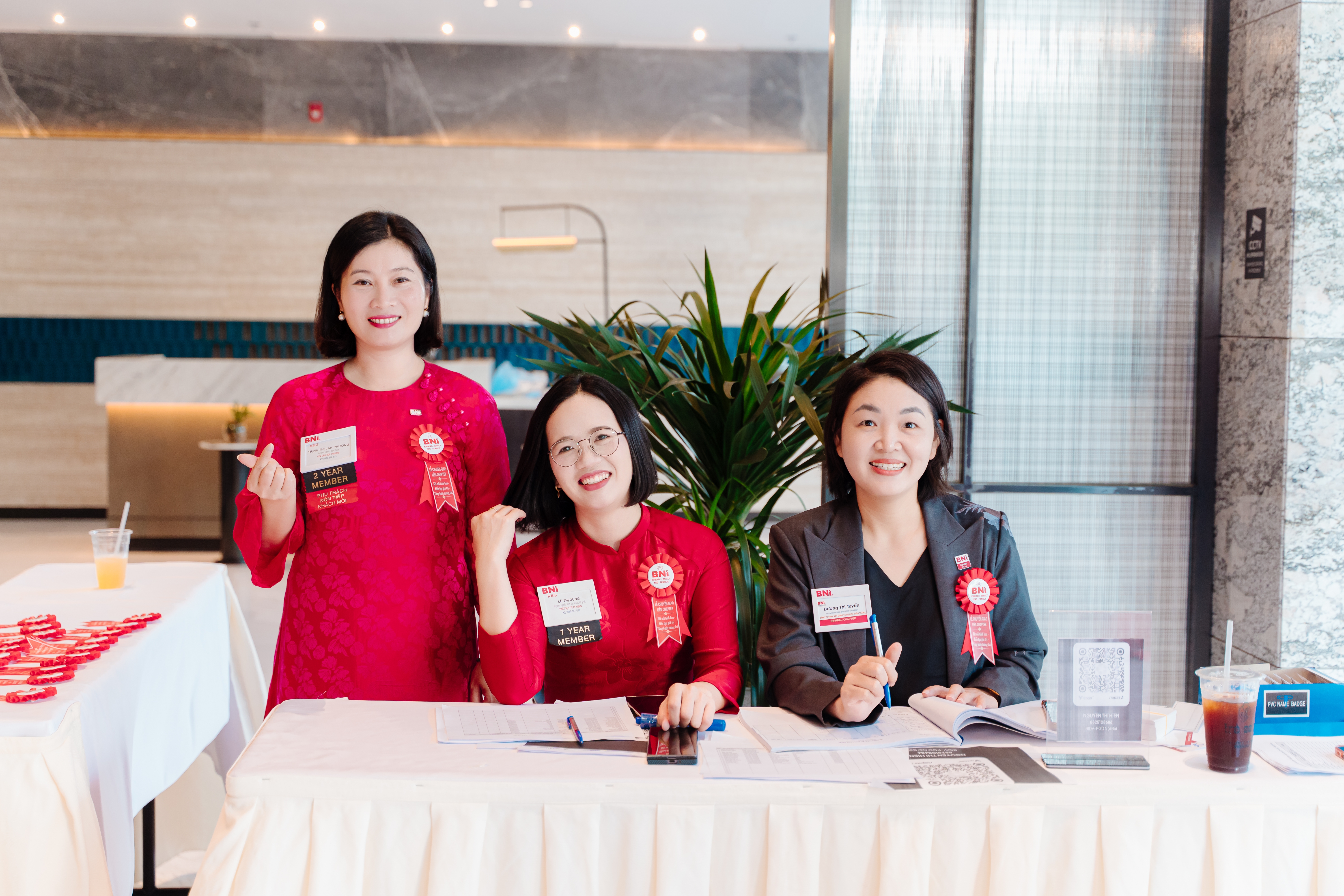 Những b&ocirc;ng hoa xinh đẹp tại khu vực check - in ch&agrave;o đ&oacute;n Kh&aacute;ch mời