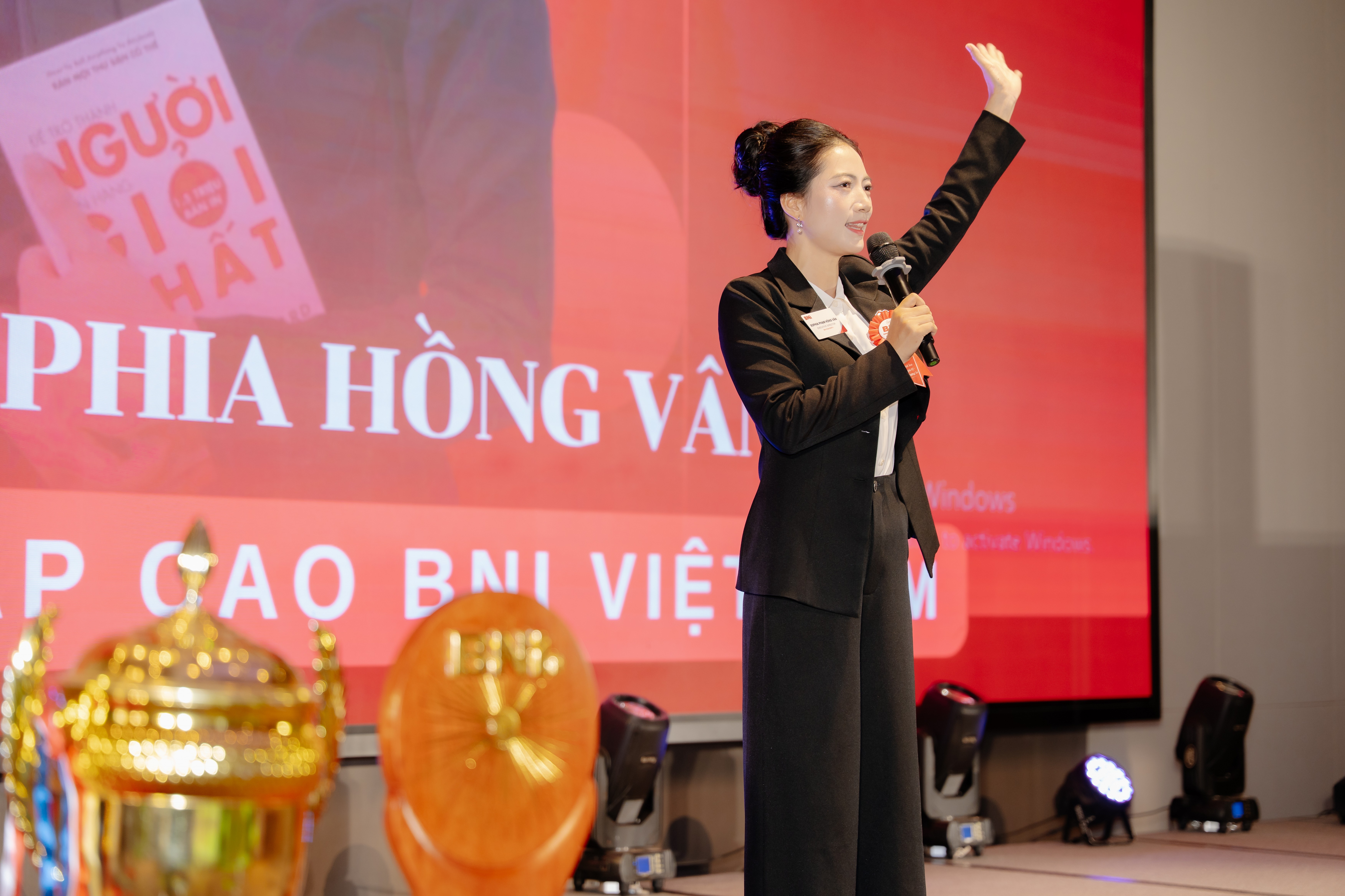 Gi&aacute;m đốc cấp cao BNI Việt Nam Sophia Hồng V&acirc;n chia sẻ tại Lễ chuyển giao