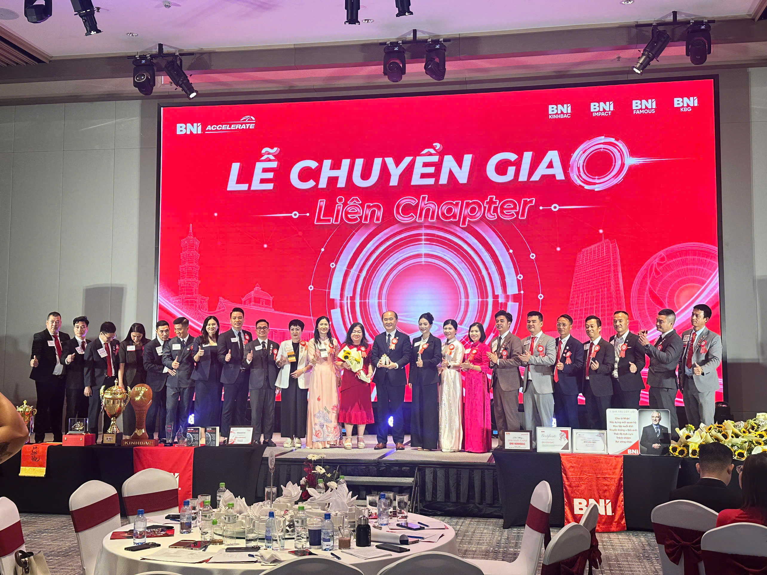 Ban LT chụp ảnh cùng Chủ tịch Hồ Quang Minh
