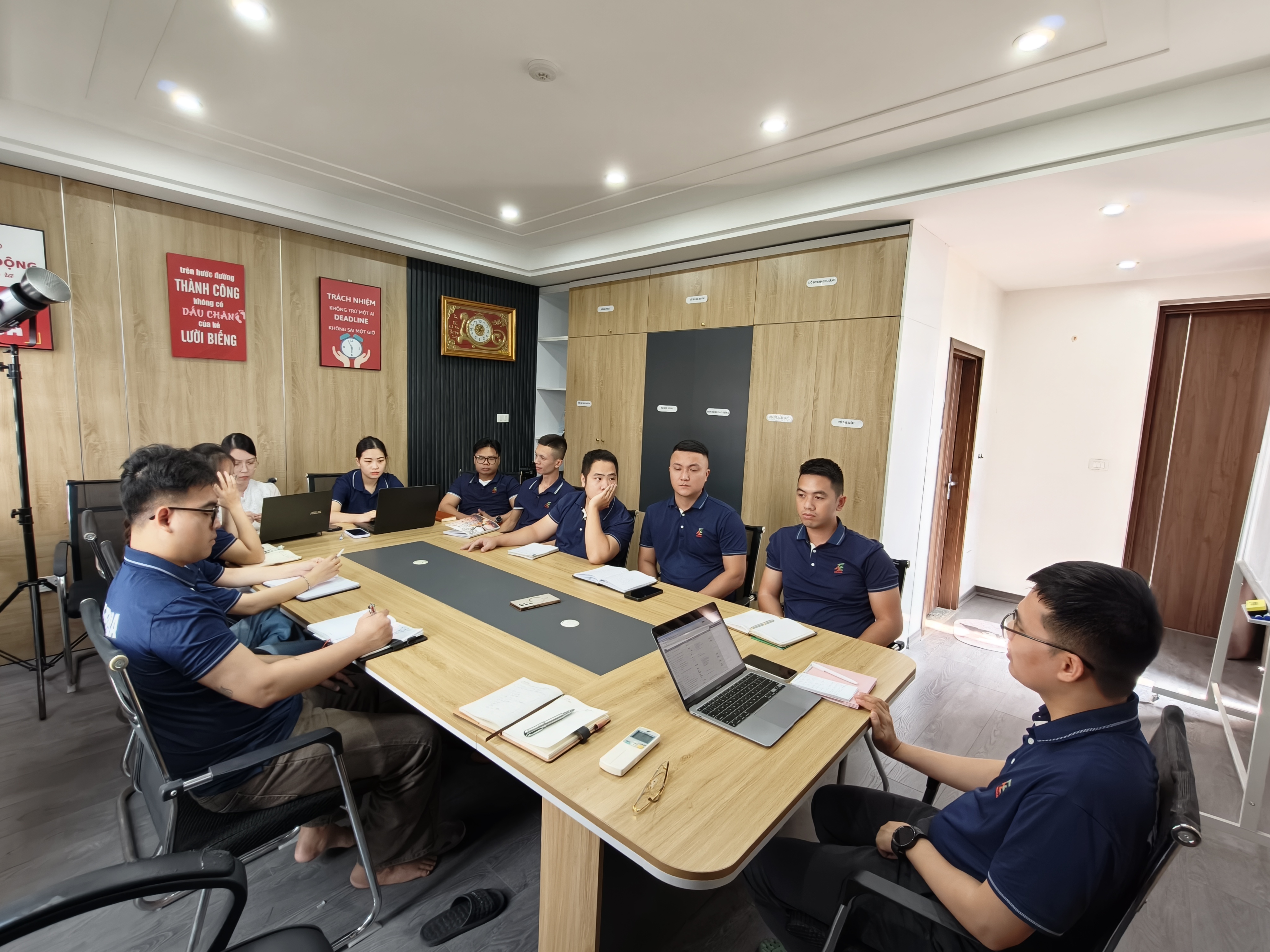 Đội ngũ THT Media đang lên kế hoạch chăm sóc fanpage cho khách hàng