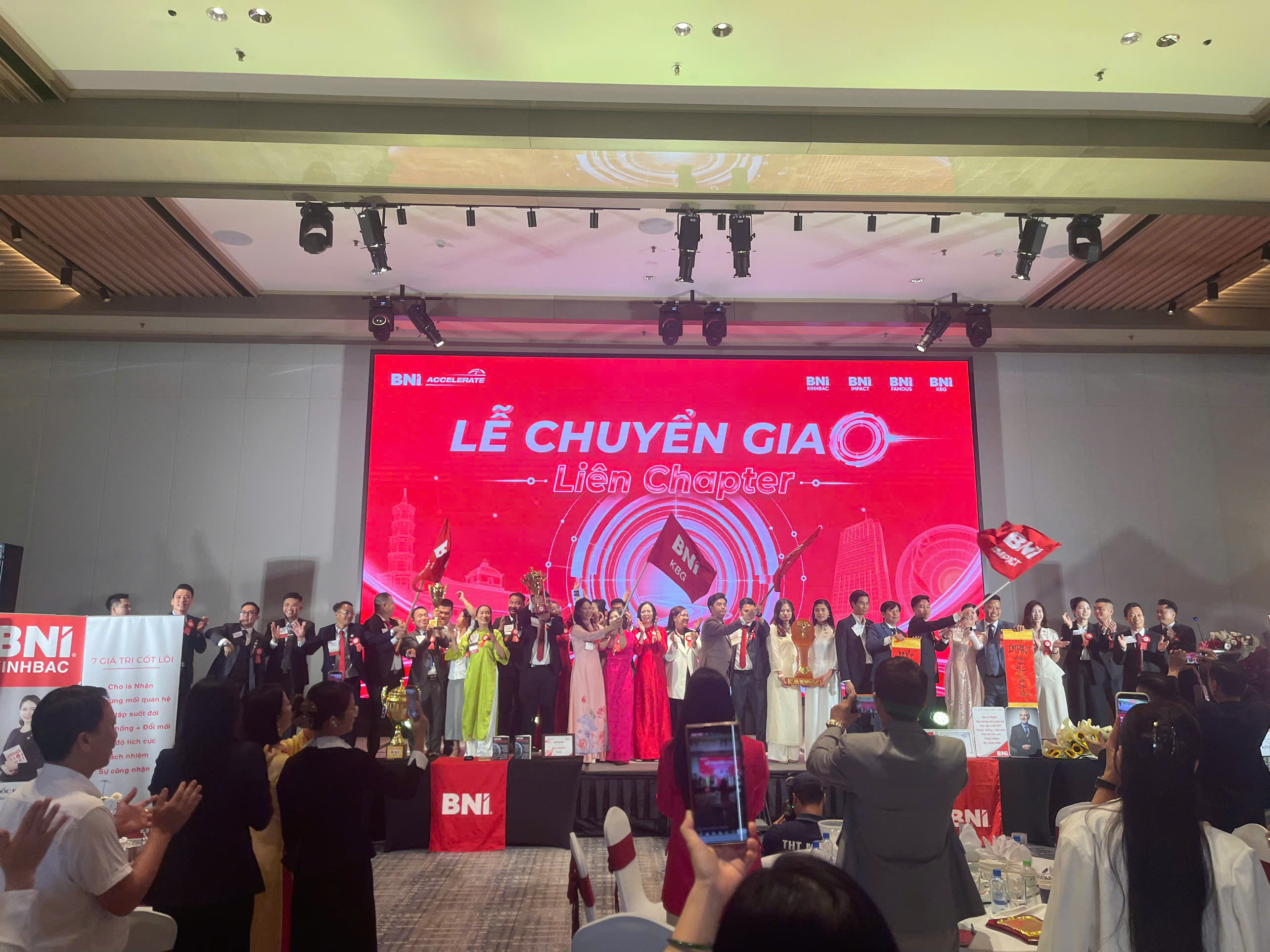 Nghi thức rước cờ và Trao cup trang trọng