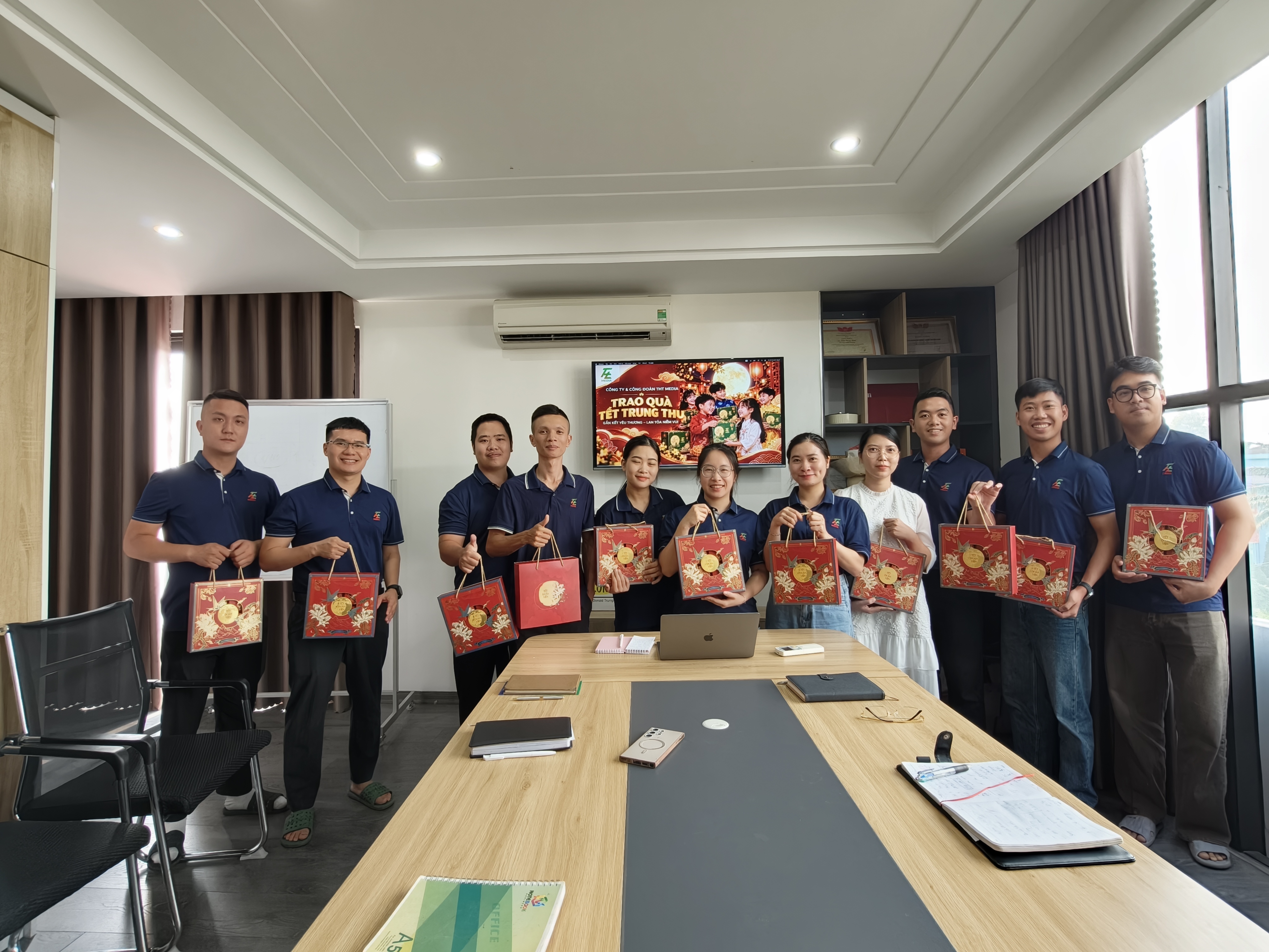 Đội ngũ chăm sóc page và media nhà THT Media