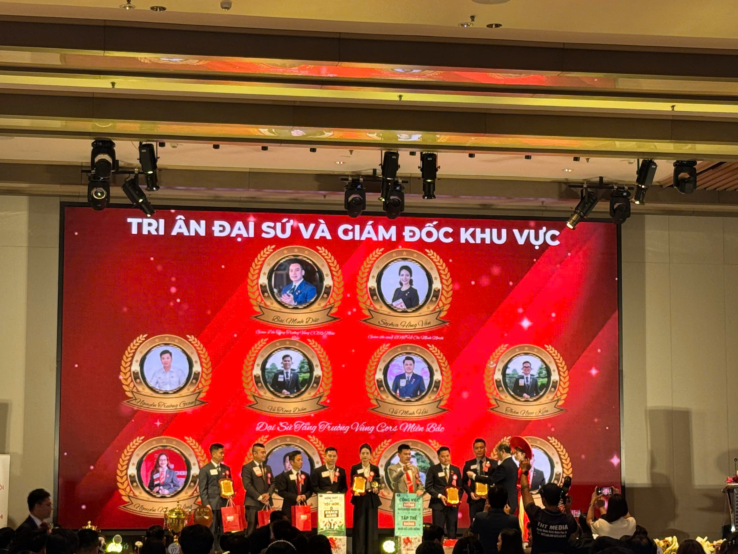 Tri &acirc;n Đại sứ v&agrave; Gi&aacute;m đốc khu vực