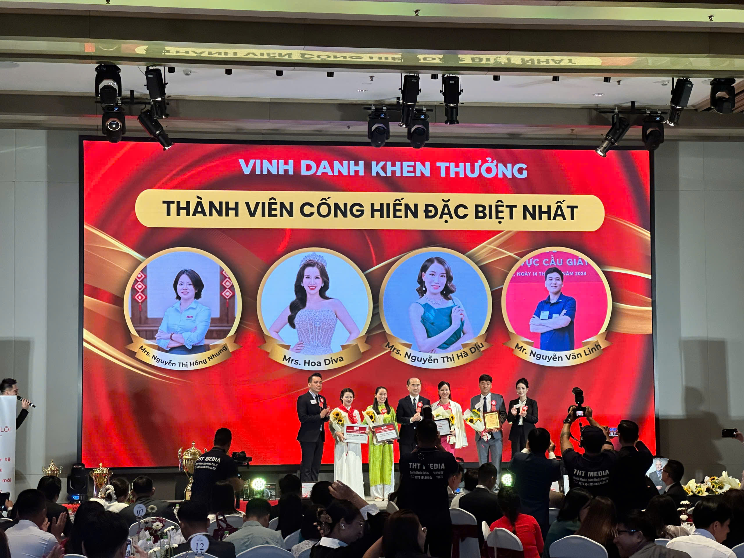 Ch&uacute;c mừng Th&agrave;nh vi&ecirc;n cống hiến đặc biệt nhất