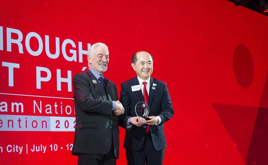 Hình ảnh Nhà sáng lập BNI trao cup vinh danh Nhà sáng lập BNI Việt Nam