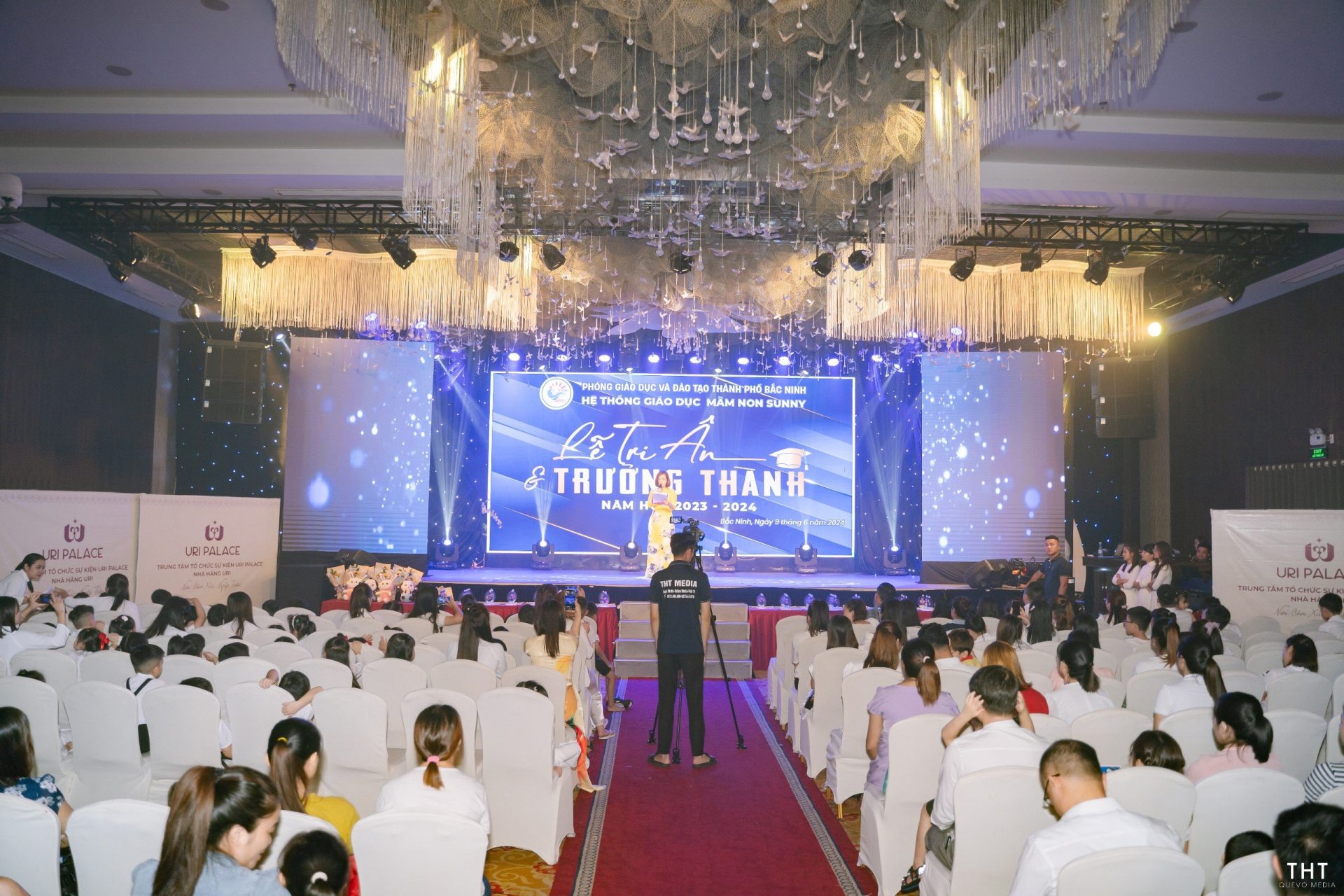 Livestream hoặc tín hiệu trình chiếu