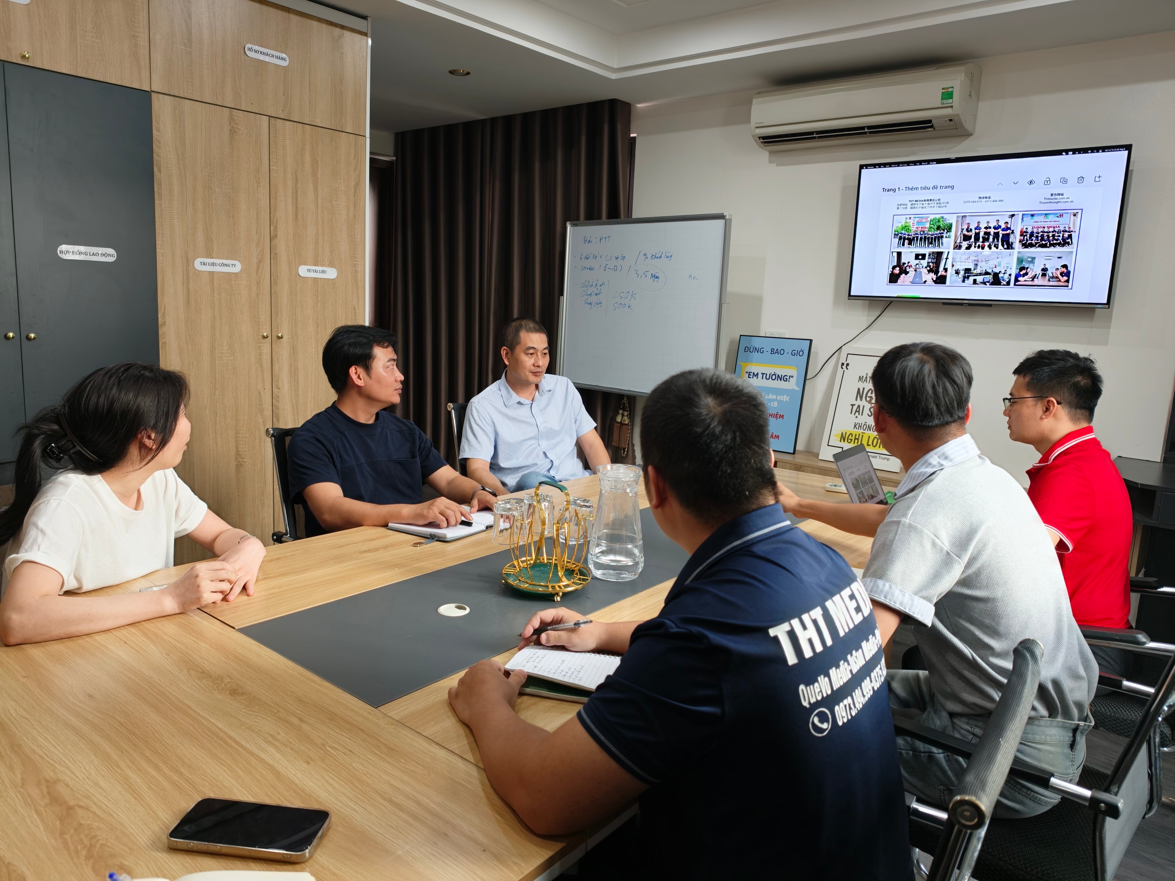 THT Media cùng khách hàng duyệt cấu trúc hồ sơ năng lực doanh nghiệp