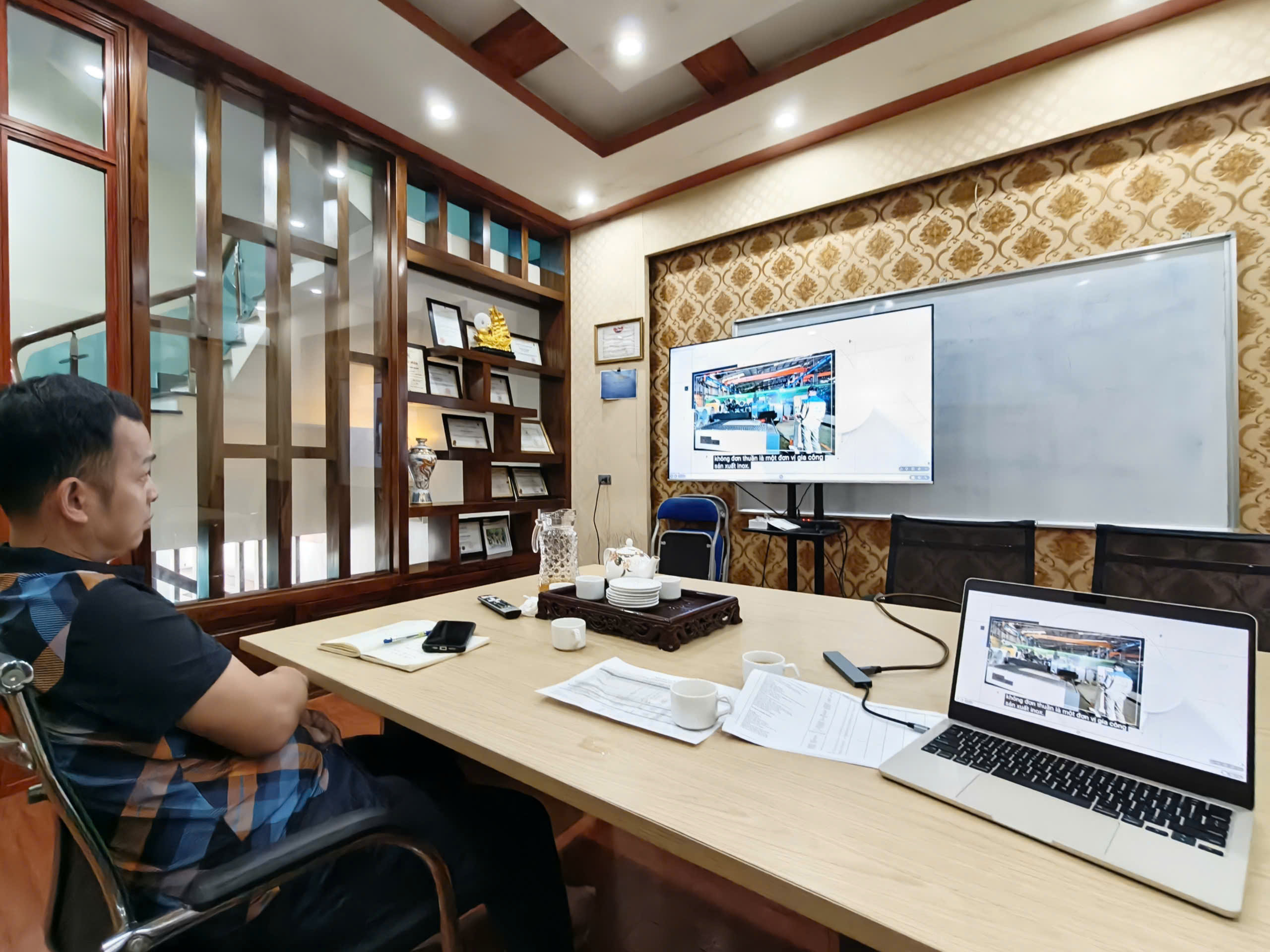 Khách hàng duyệt video quy trình sản xuất công nghiệp cùng THT Media