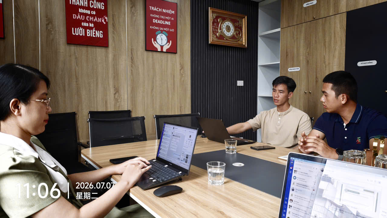 Đội ngũ THT Media họp vận hành nội dung social media cùng khách hàng