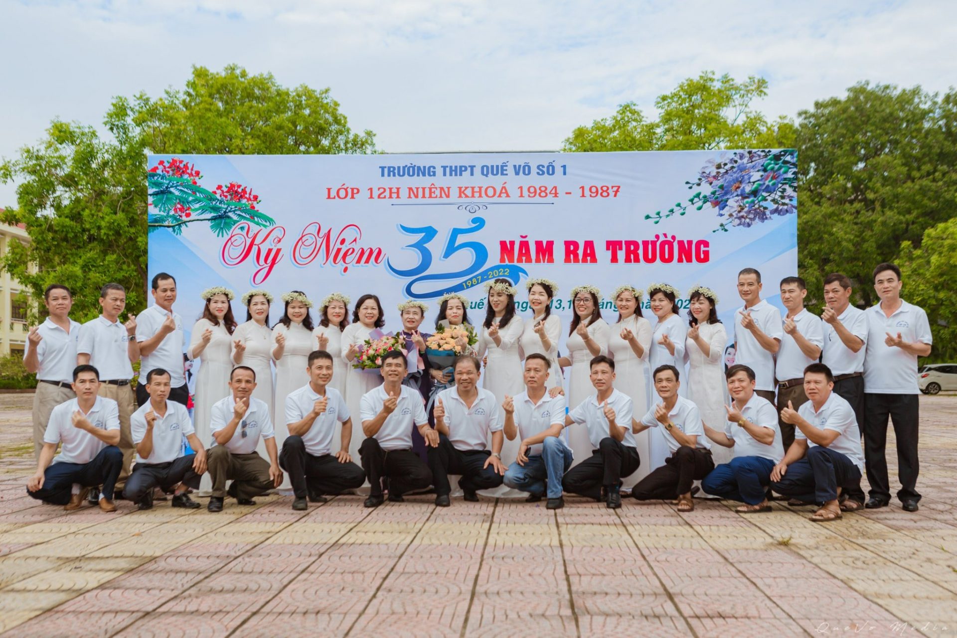 LƯU GIỮ KHOẢNH KHẮC Ý NGHĨA NGÀY HỌP LỚP.
