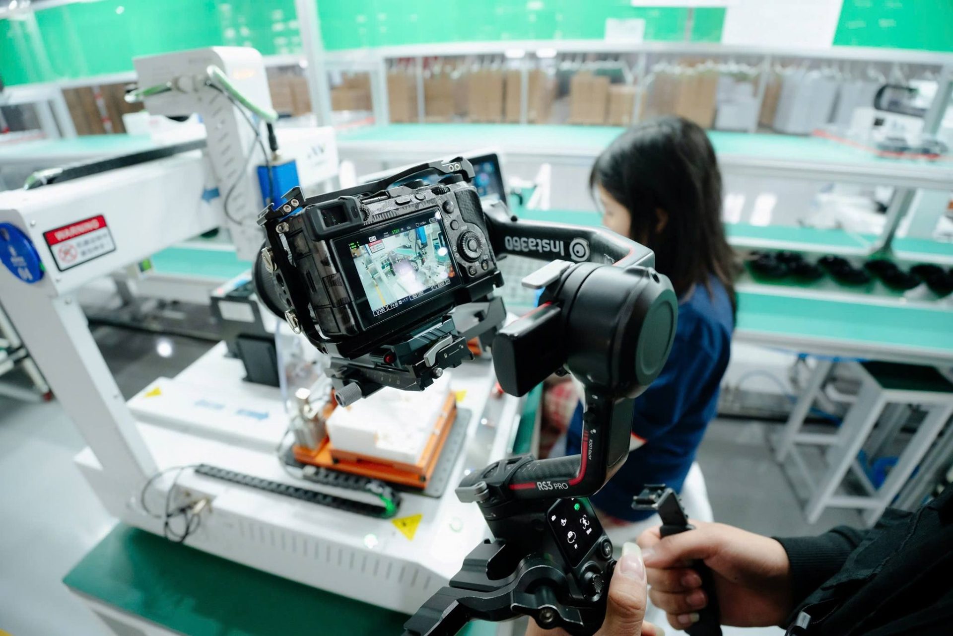 Đội ngũ kỹ thuật THT Media setup ánh sáng quay chụp trong phòng sạch nhà máy