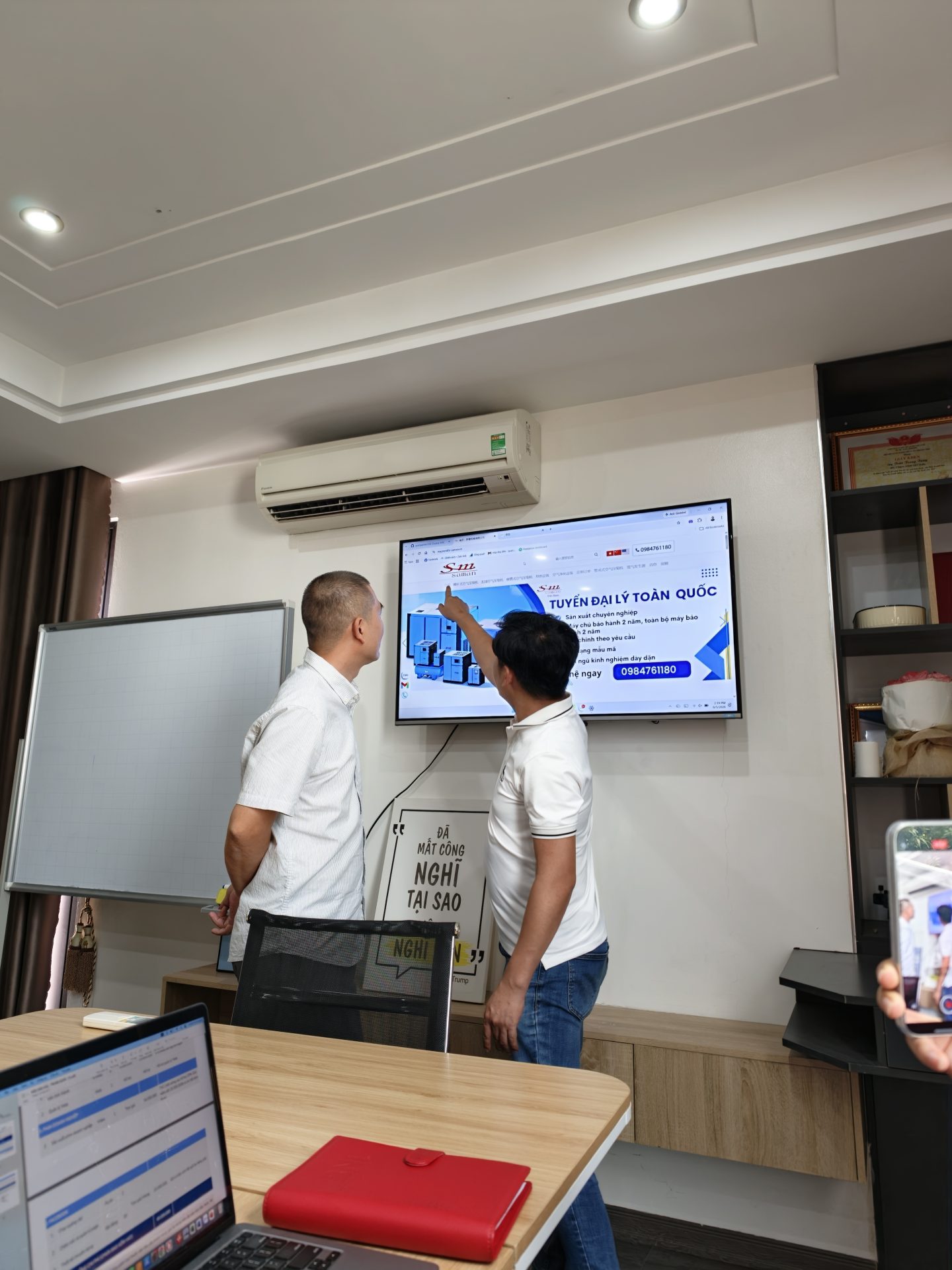 Chuyên viên THT Media đang tối ưu hóa chiến dịch quảng cáo đa kênh