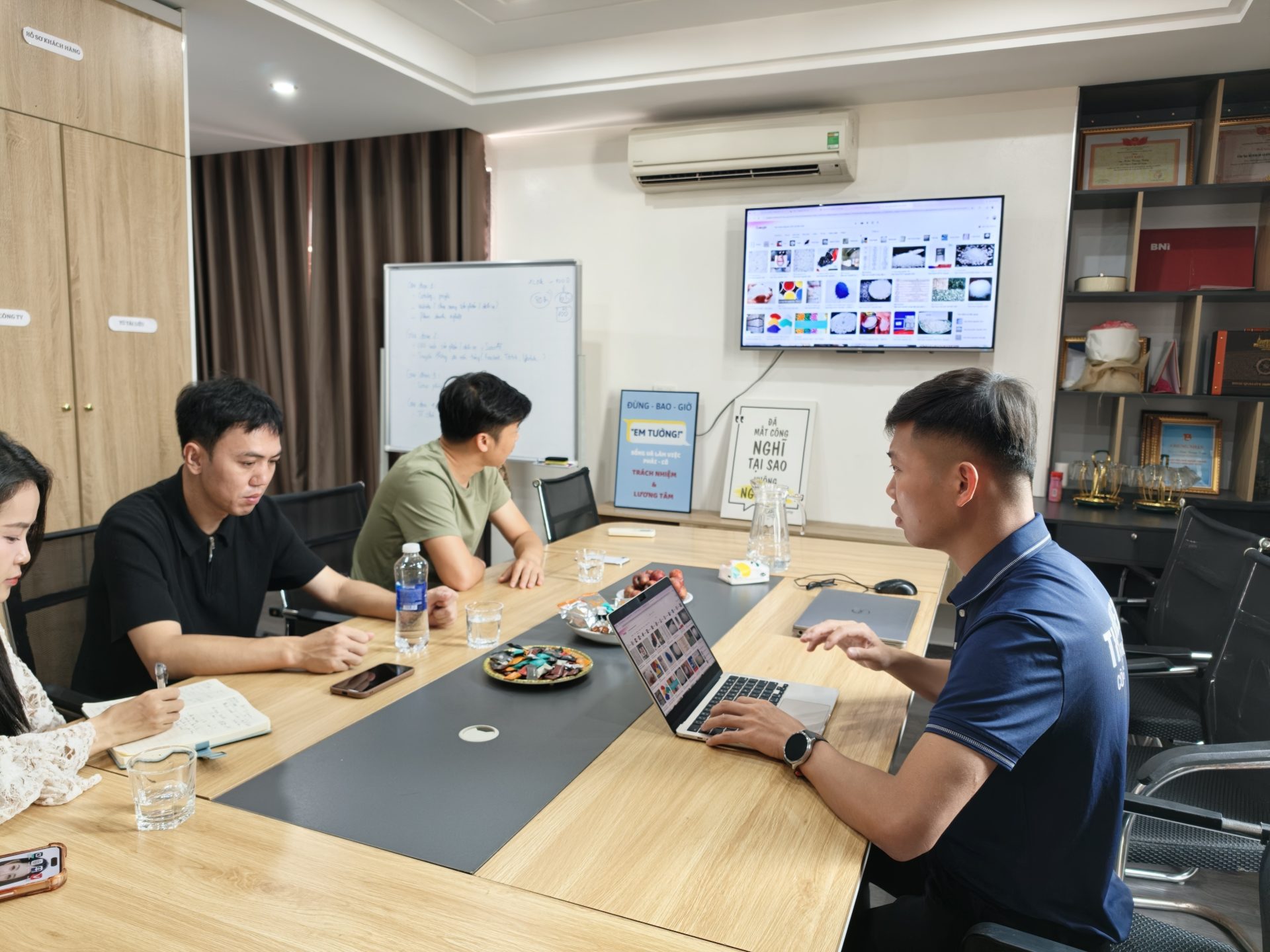 Mô hình phòng làm việc sáng tạo và phòng vận hành Ads của THT Media