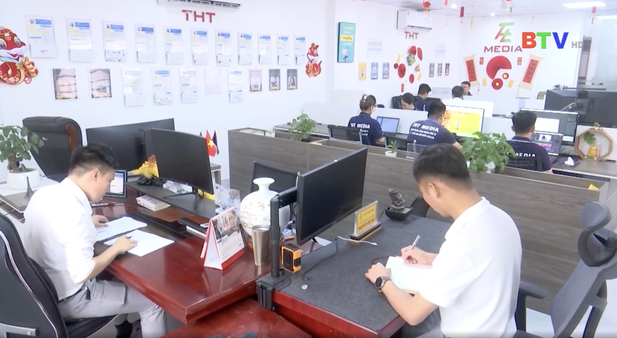 Ảnh hậu trường bàn dựng hậu kỳ