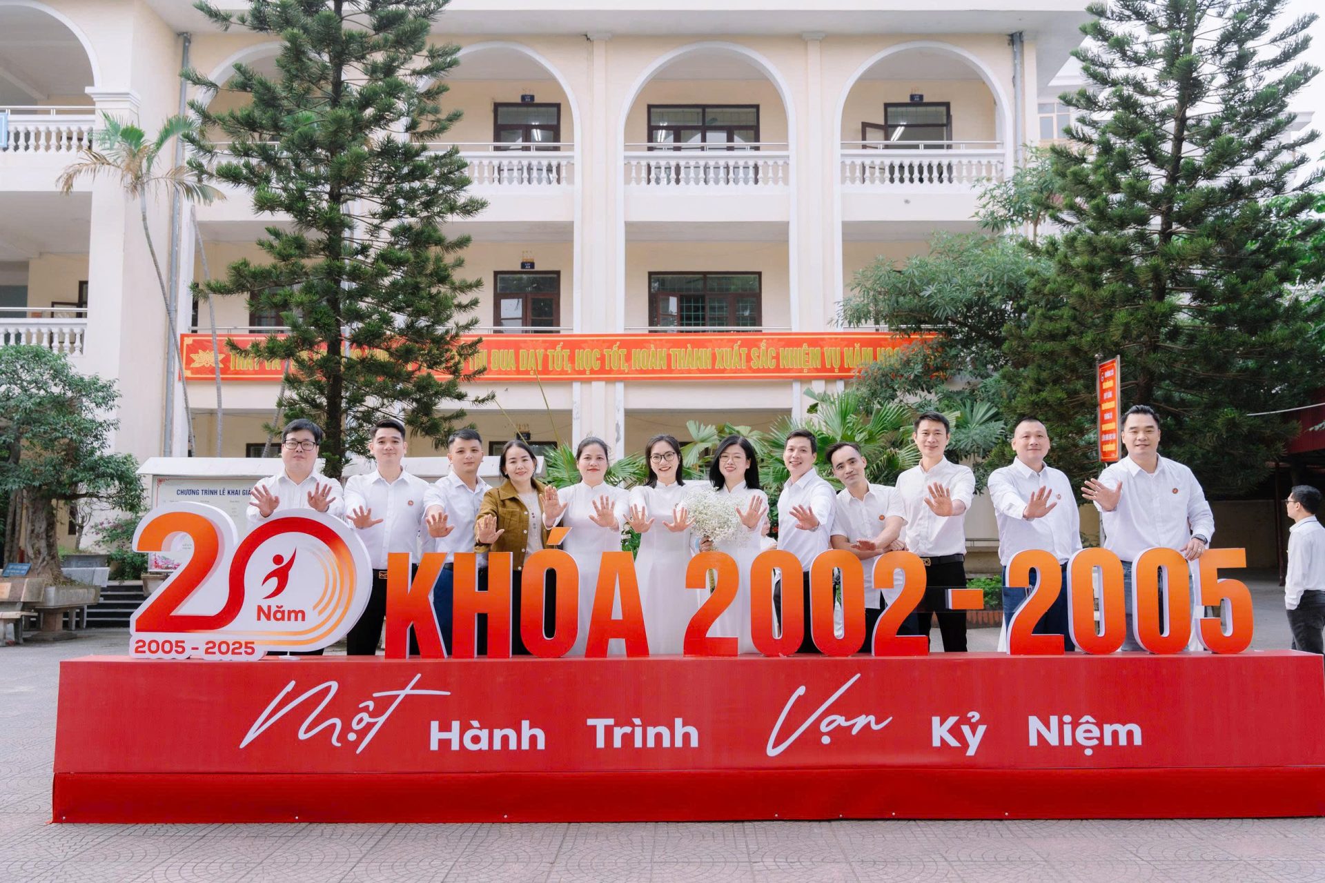 quay phim họp lớp lưu niệm