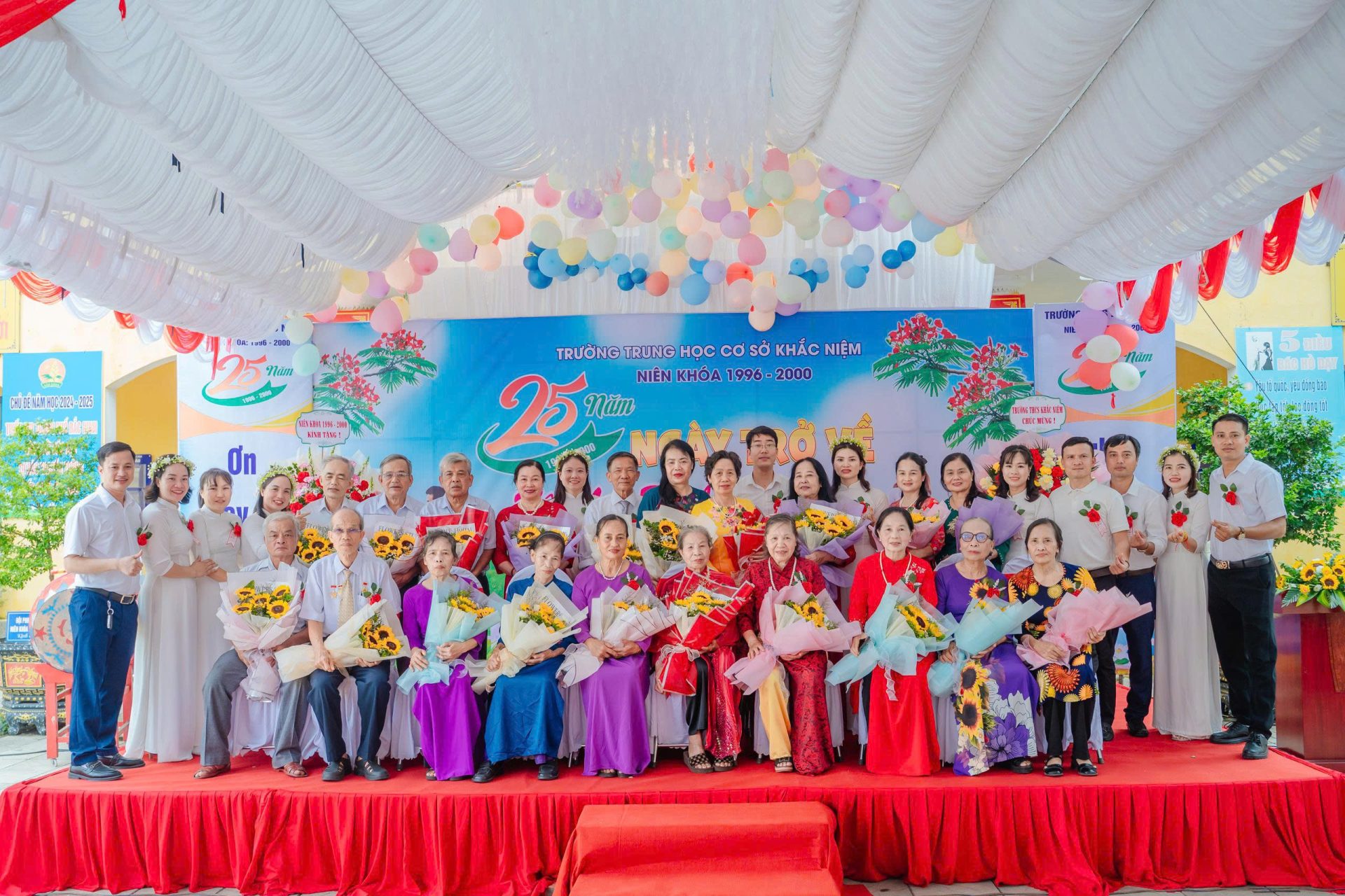 quay phim họp lớp